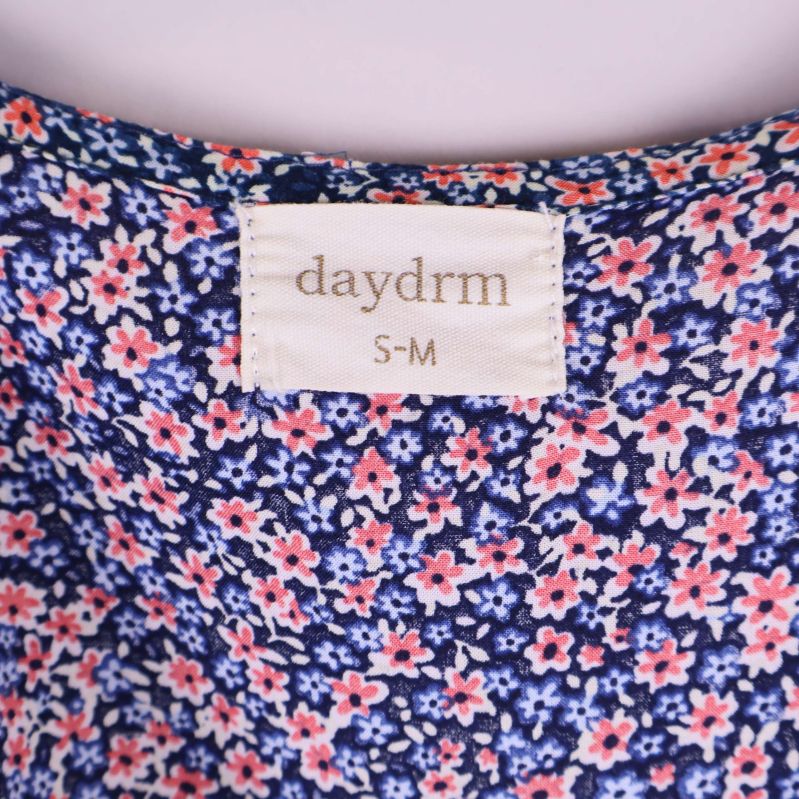 Närbild på etikett med daydrm och storlek S-M