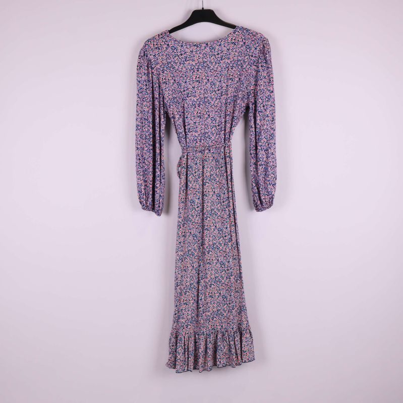 Baksidan på långärmad klänning med volangkant och knytband