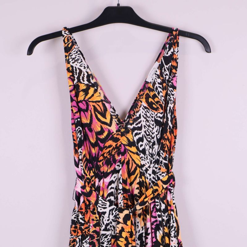 Närbild av klänningens djupa V-ringning