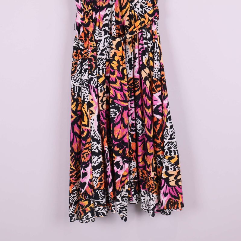 Närbild av klänningens tyg och mönster