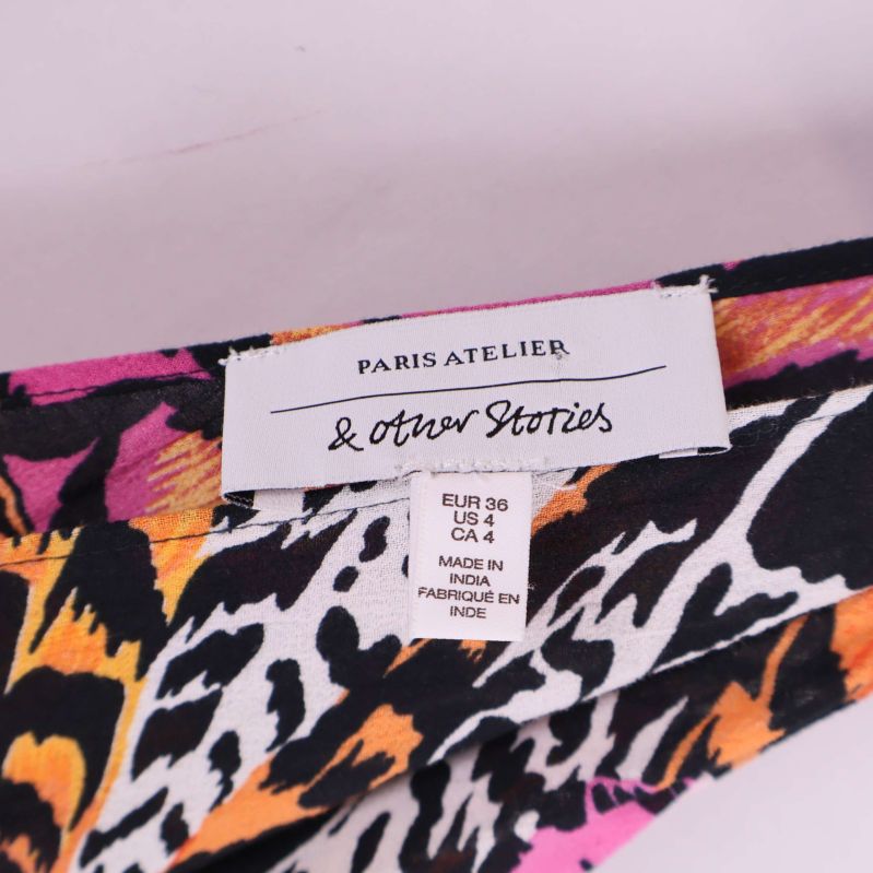 Närbild av klännings etikett med märke