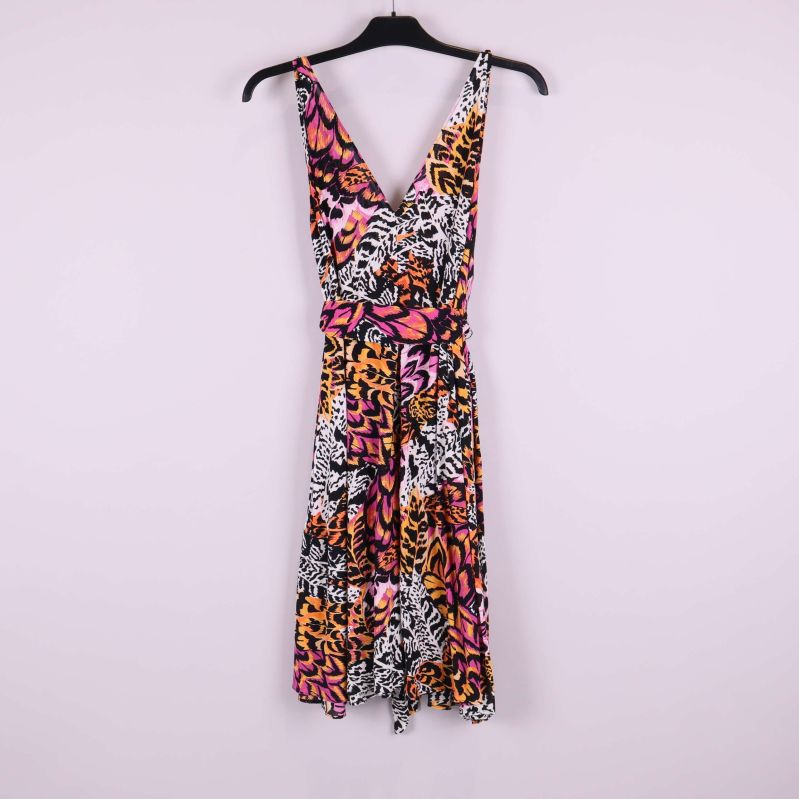 Baksida av mönstrad klänning