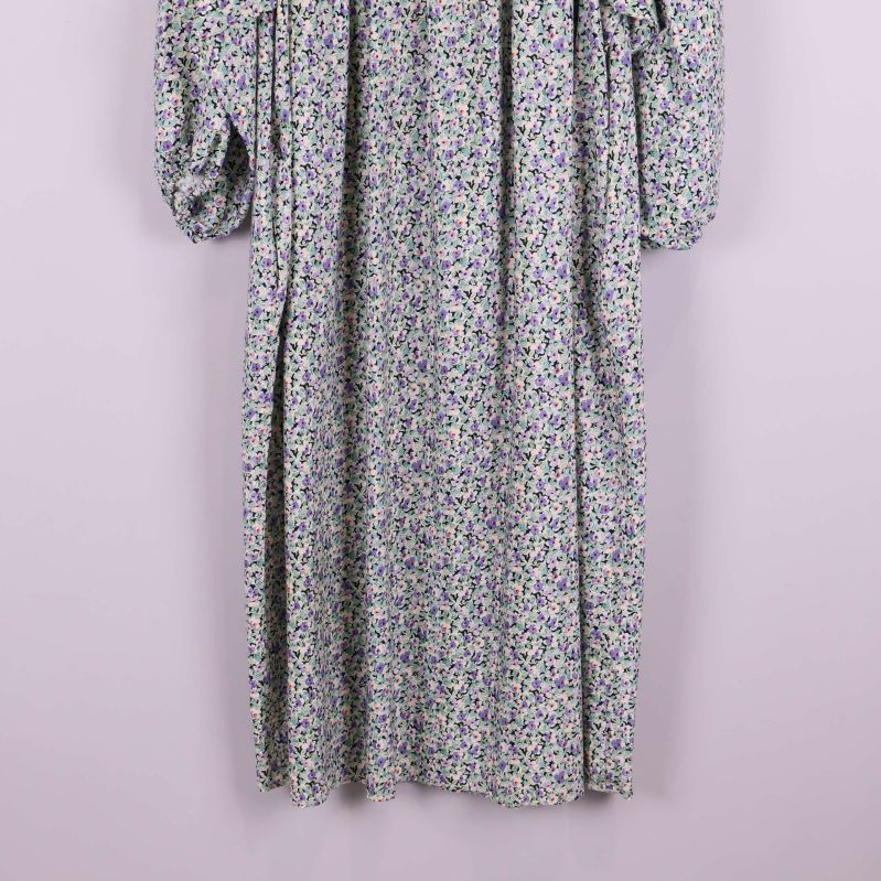 Nederdel av klänningen i blommigt tyg