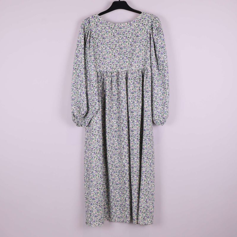 Baksida av klänningen med blommigt mönster i full längd