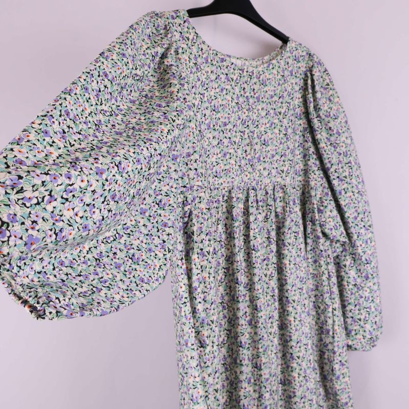 Närbild på ärm med blommigt tyg och resår vid ärmslutet