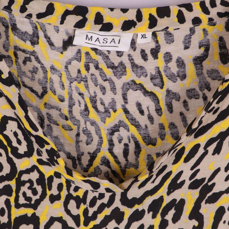 Närbild på Masai etikett och leopardmönstrat tyg