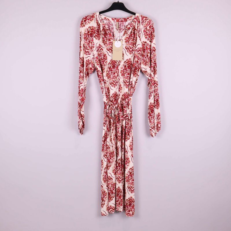 Framifrån av klänning med rött mönster