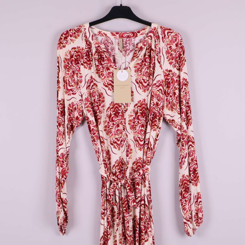 Detaljerad vy av klänningens övre del och mönster