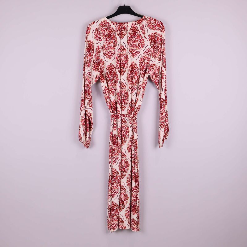 Baksidan av klänning med rött mönster