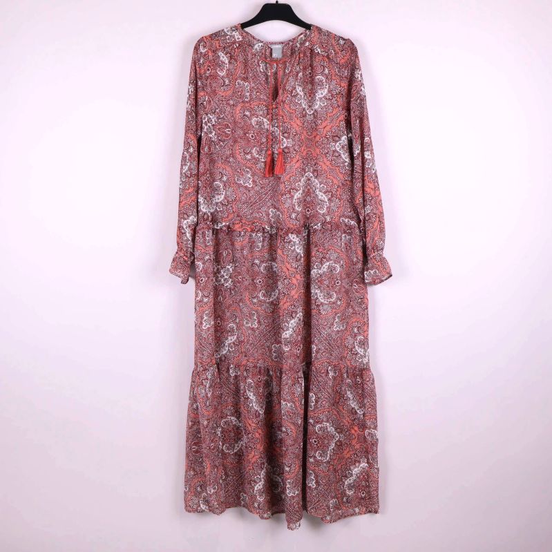 Framsida av lång paisleymönstrad klänning