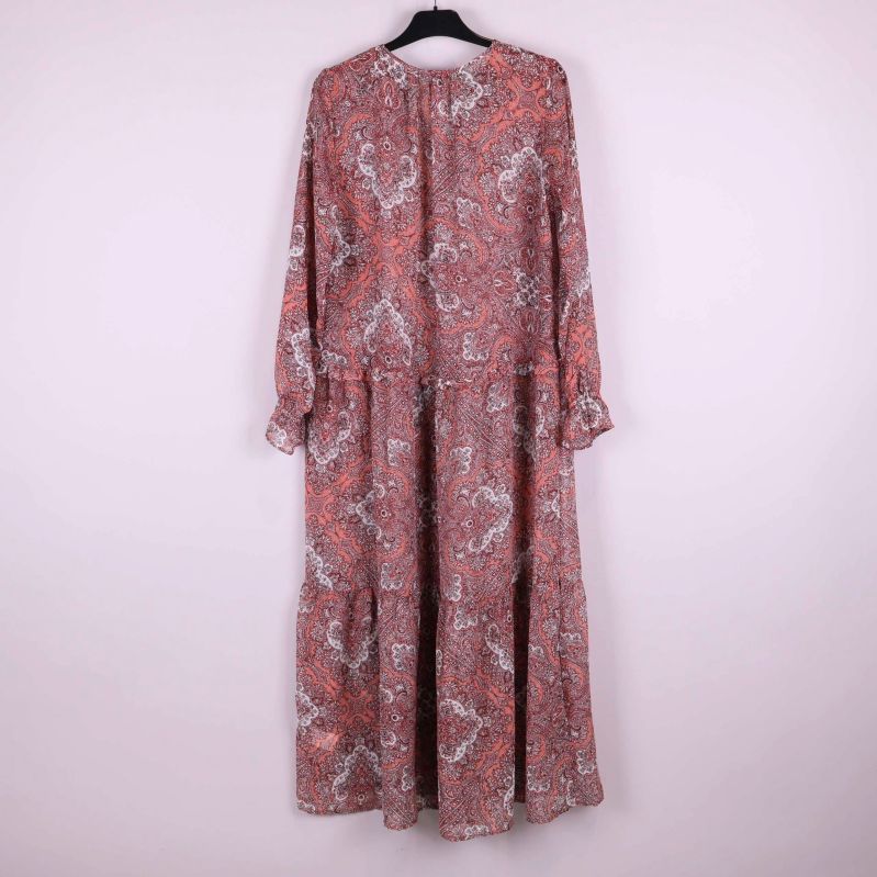 Baksida av lång paisleymönstrad klänning