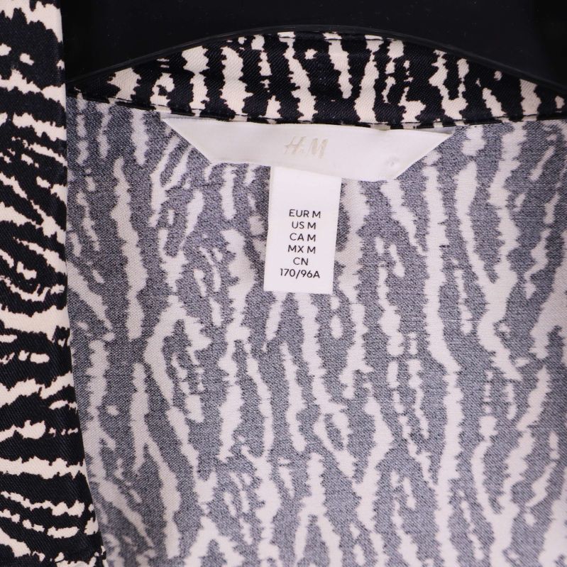 Närbild av H&M storleksetikett på klänningens insida