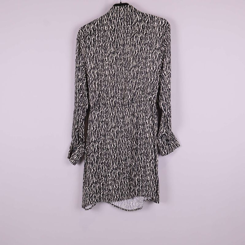 Baksidan av omlottklänning med grafiskt svartvitt mönster