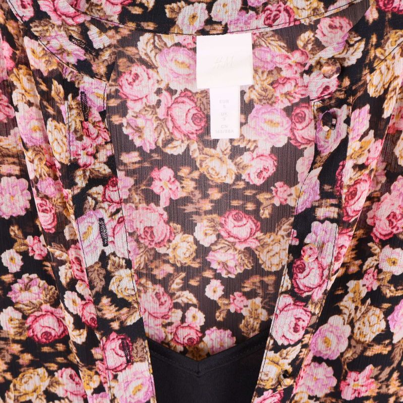 Närbild av nacken med synlig etikett