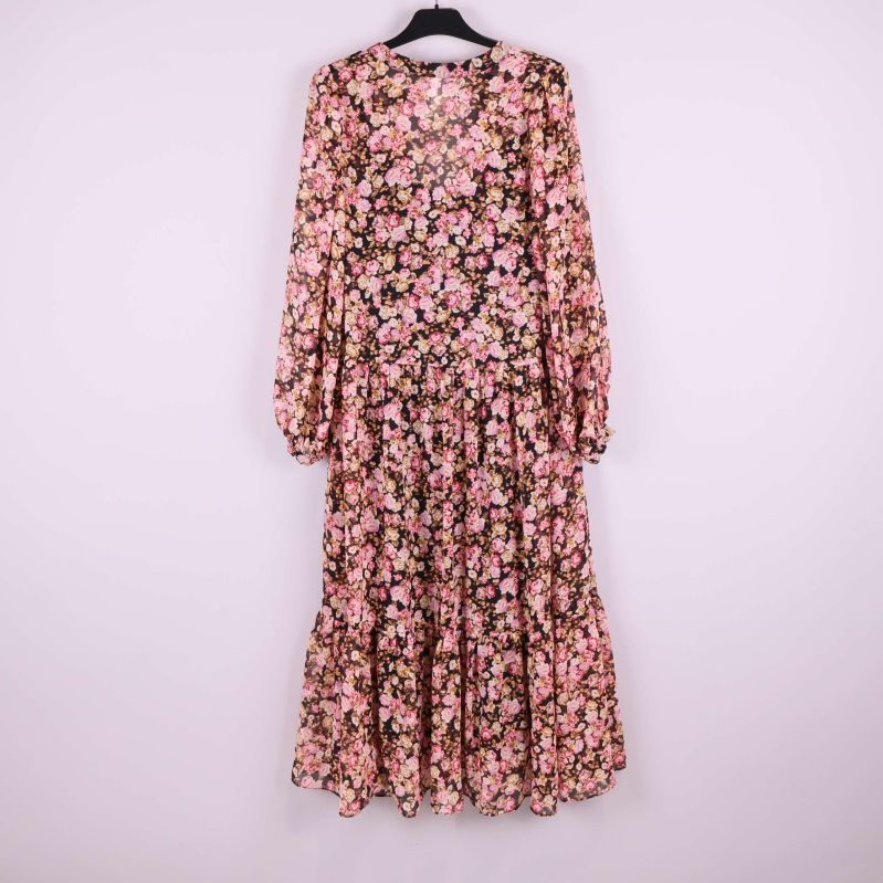 Blommig klänning hängande mot ljus bakgrund