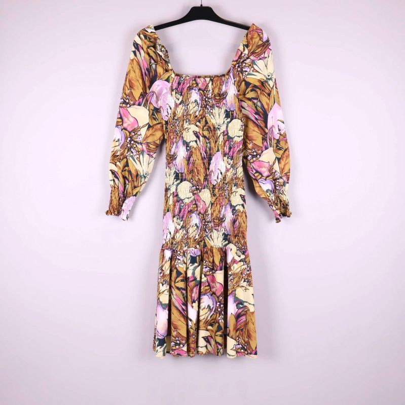 Midiklänning med långt blommönster och volangdetaljer framifrån