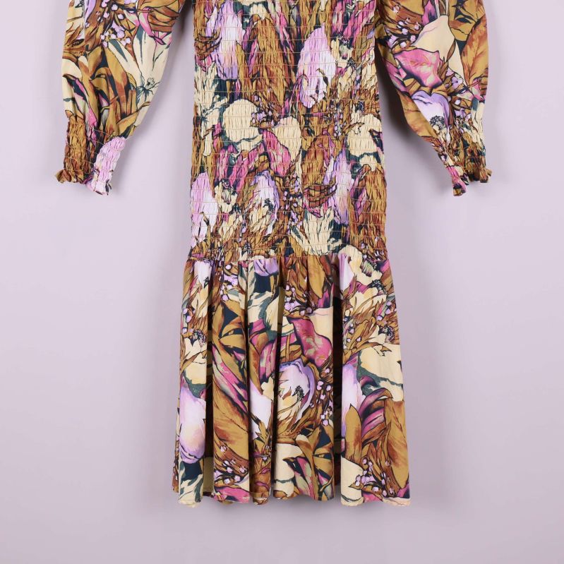 Nederdelen av blommig klänning med bred volang