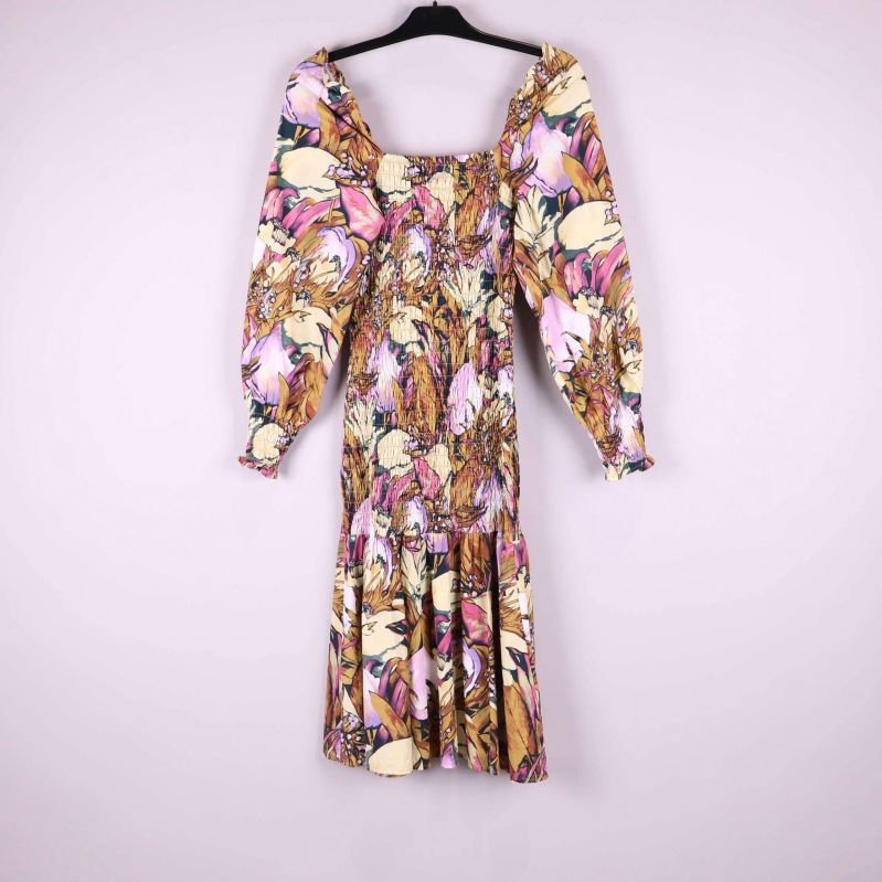 Blommig midiklänning med voluminösa ärmar fotograferad bakifrån