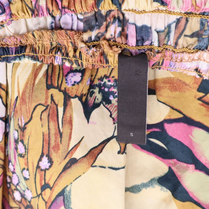 Storleksetikett S på blommig klänning