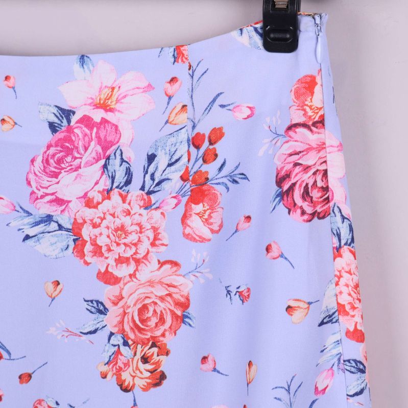 Närbild på blommönster och färger på kjoltyget