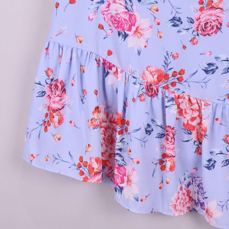 Volangdetalj på kjolens nederkant i närbild