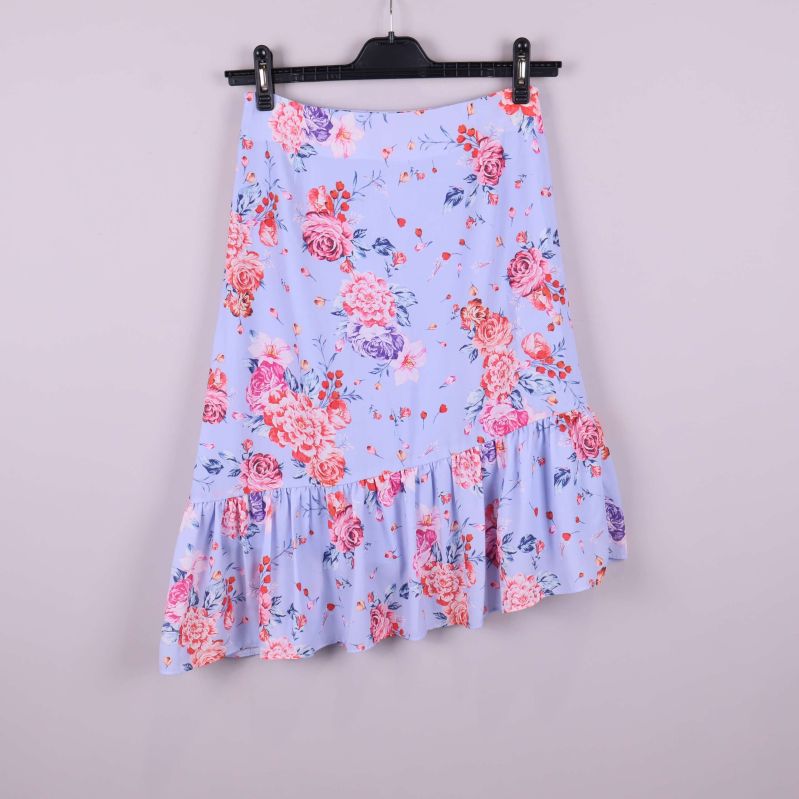 Blommig kjol visad från sidan med assymetrisk fåll