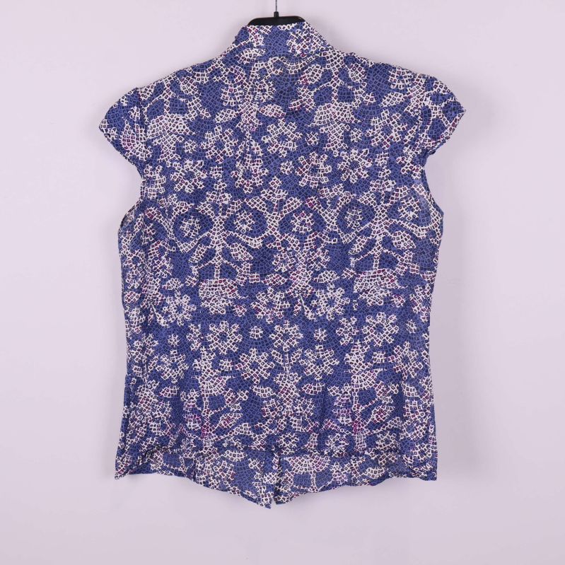 Baksida på blommig blus med volang och blåvitt mönster