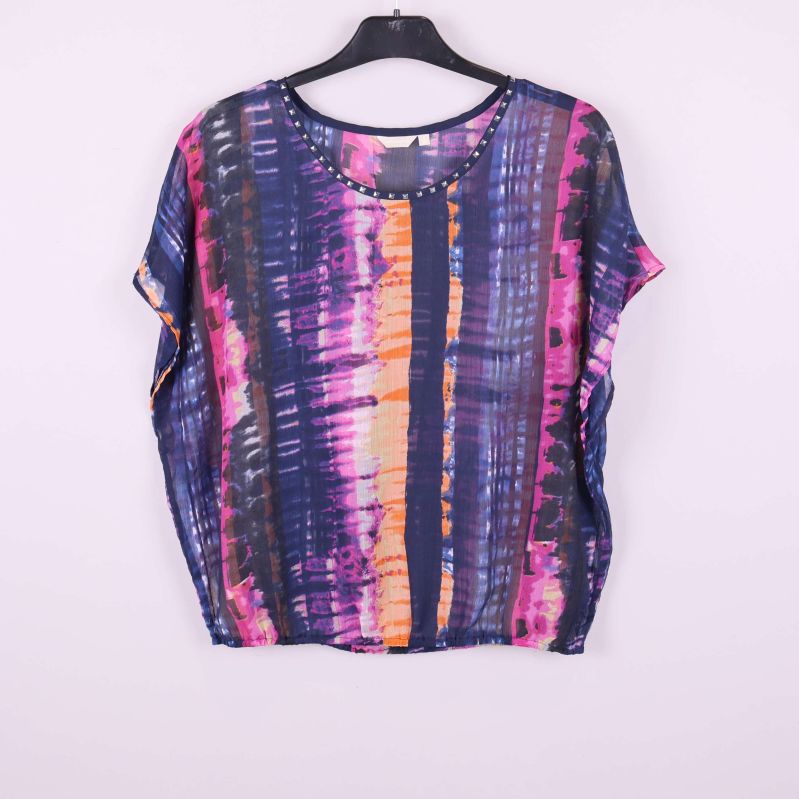 Färgglad topp med batikmönster framifrån och nitar vid halsringningen