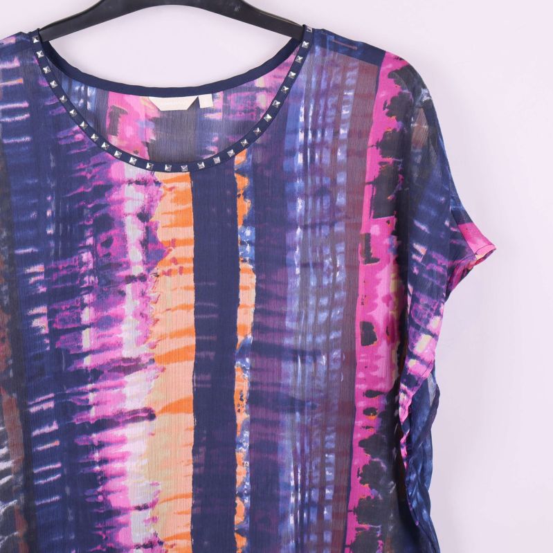 Närbild på mönster och nitar vid halsringningen på toppen