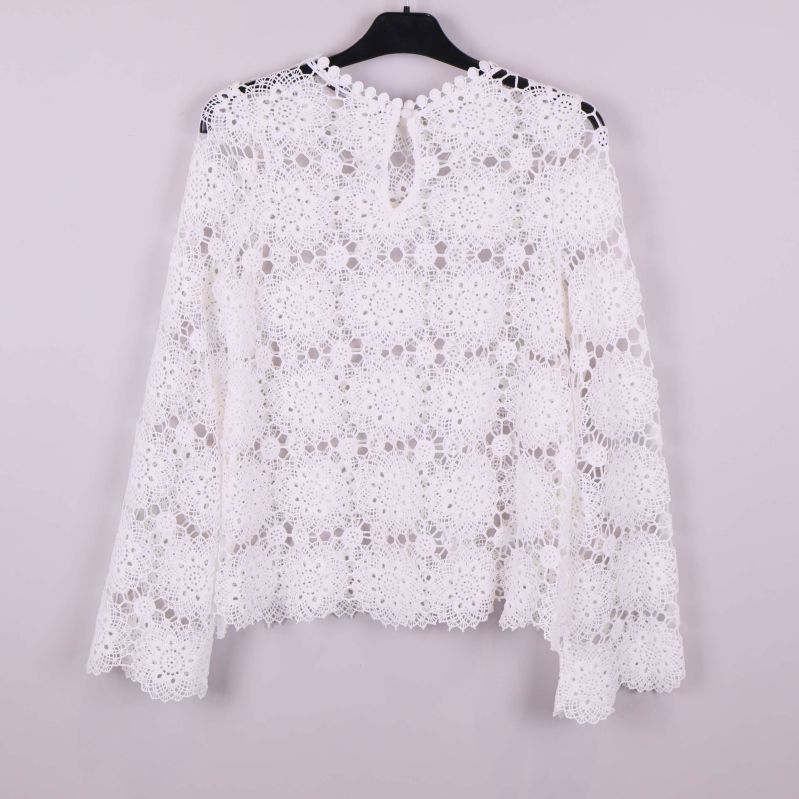 Närbild på etikett med Bik Bok-logo och storlek S