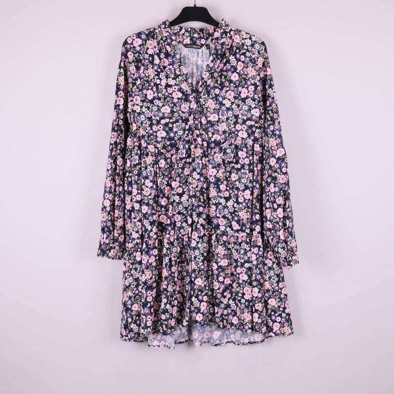 Blommig klänning med långa ärmar, framifrån hängande på galge