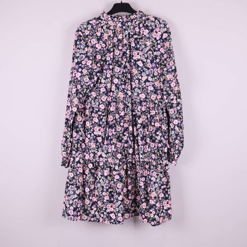 Blommig klänning med långa ärmar sedd bakifrån