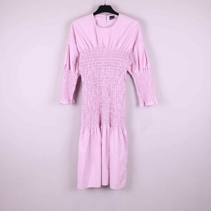 Ljusrosa klänning med smock framifrån på galge