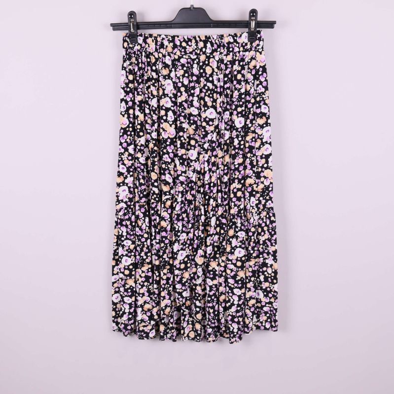 Helbild av svart blommig plisserad midikjol