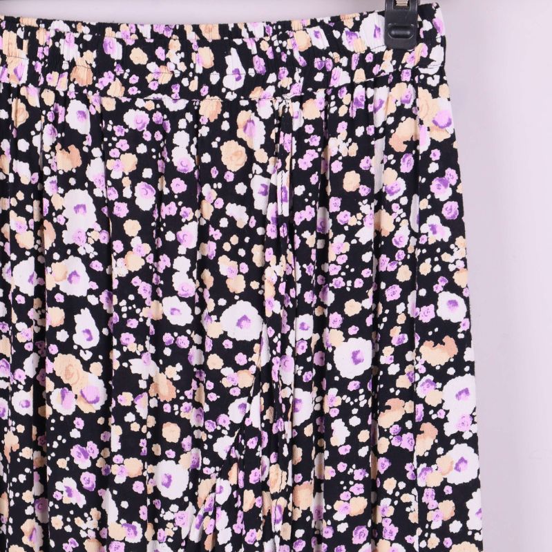 Närbild av resårlinning och mönster på kjolen