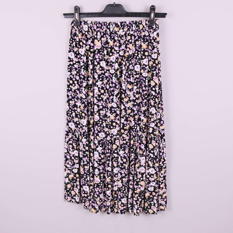 Baksidan av svart blommig plisserad midikjol