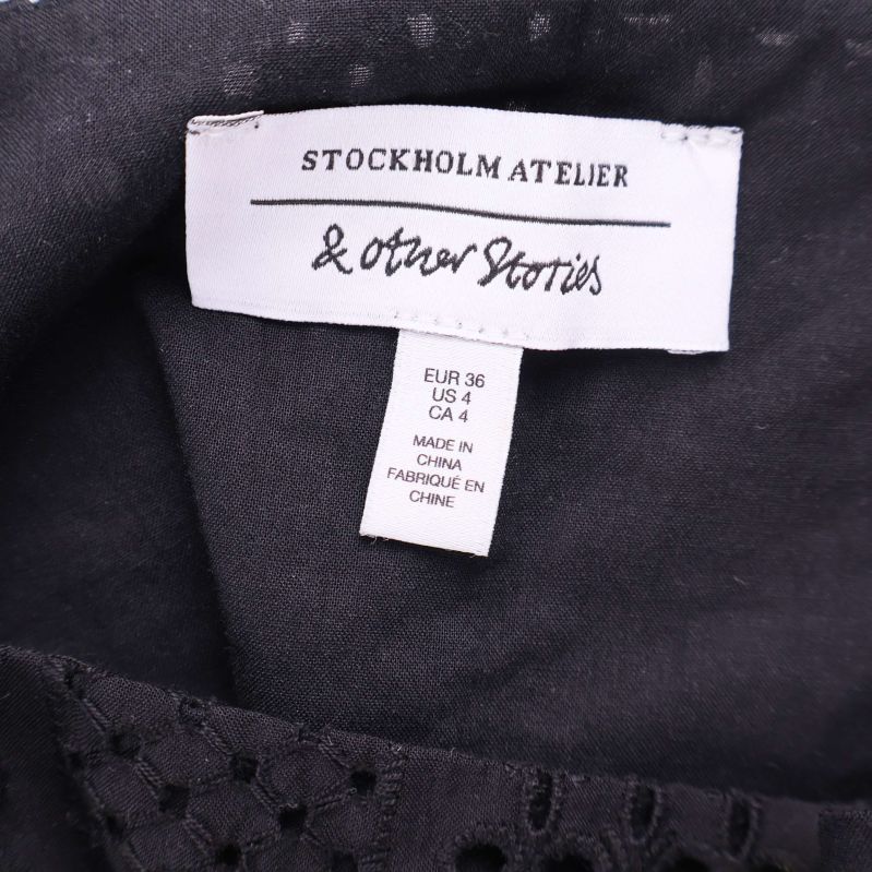 Närbild på varumärkesetiketten Stockholm Atelier & Other Stories