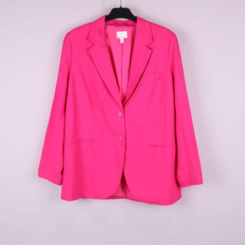 Framsida av rosa oversized kavaj på galge