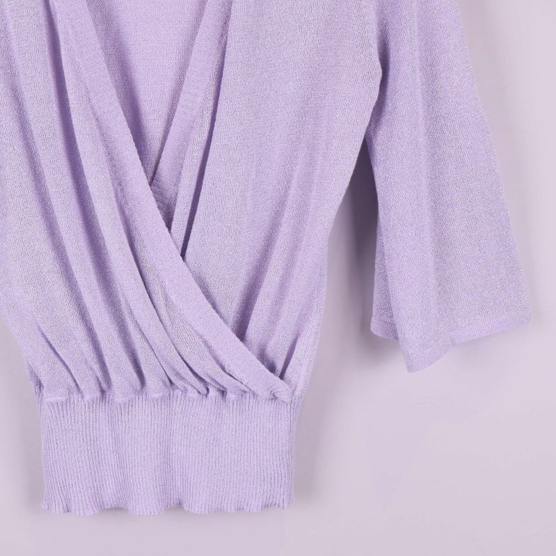 Närbild på omlottoppens resårkant nertill fram