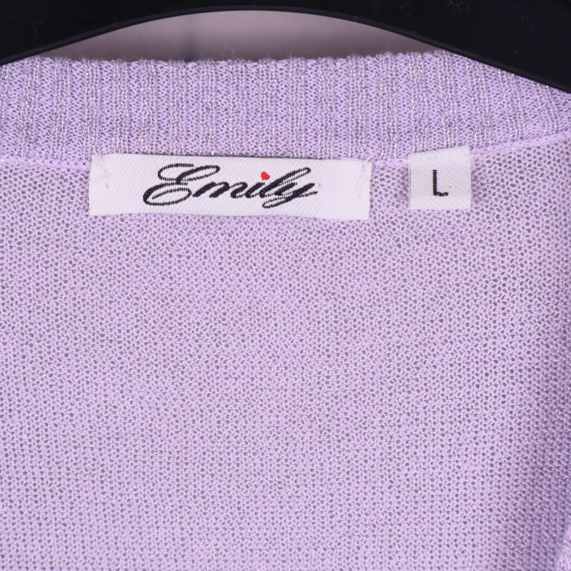 Närbild på etiketten med varumärket Emily