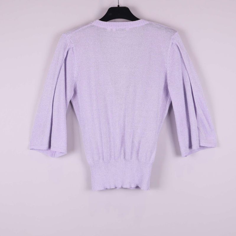 Baksida av ljuslila omlottopp med veckade ärmar