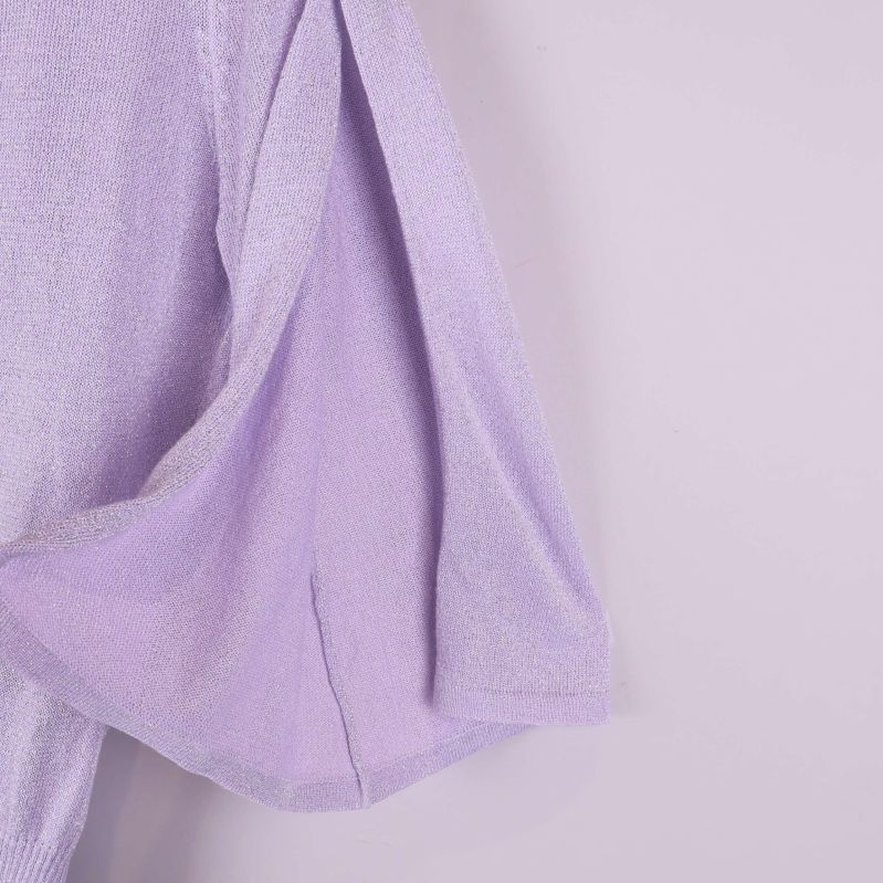 Närbild på stickad 3/4-ärm i ljuslila topp