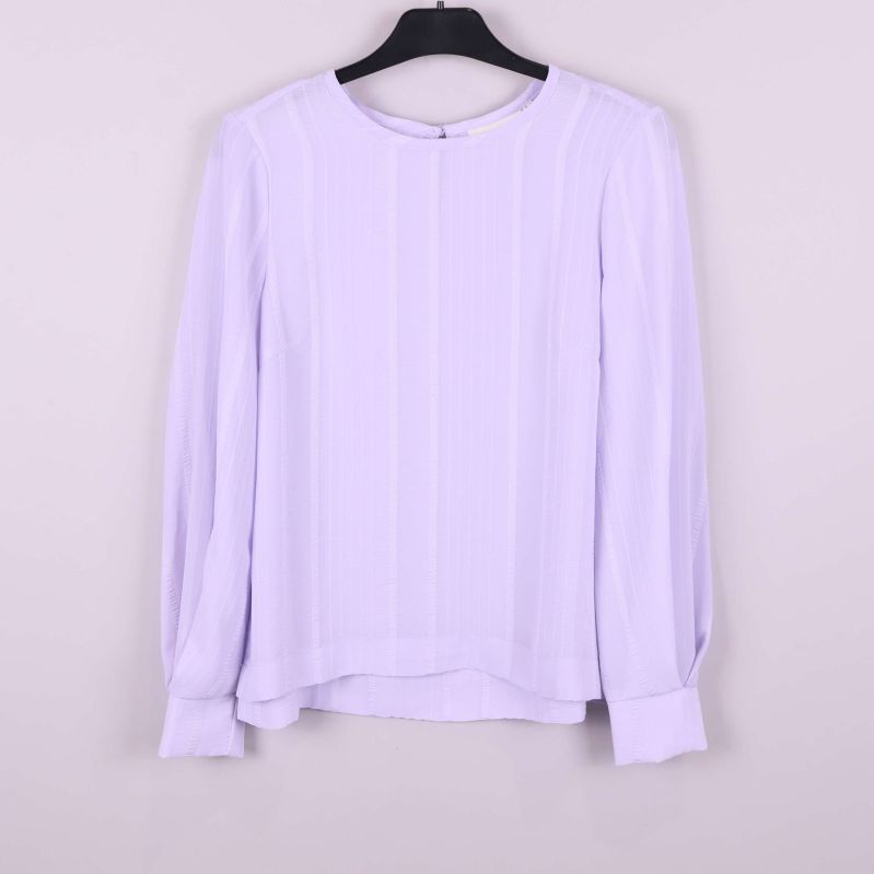 Framsida av ljuslila långärmad blus på galge