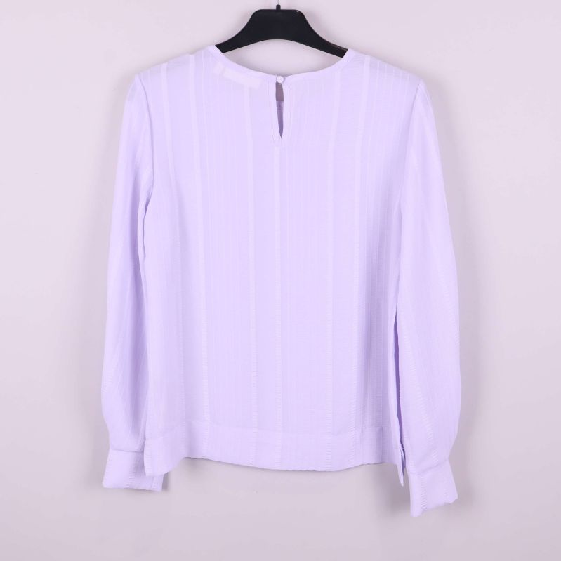 Baksida av ljuslila långärmad blus med knapp vid nacken