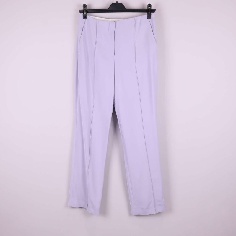 Ljuslila byxor med vida ben och pressveck framifrån