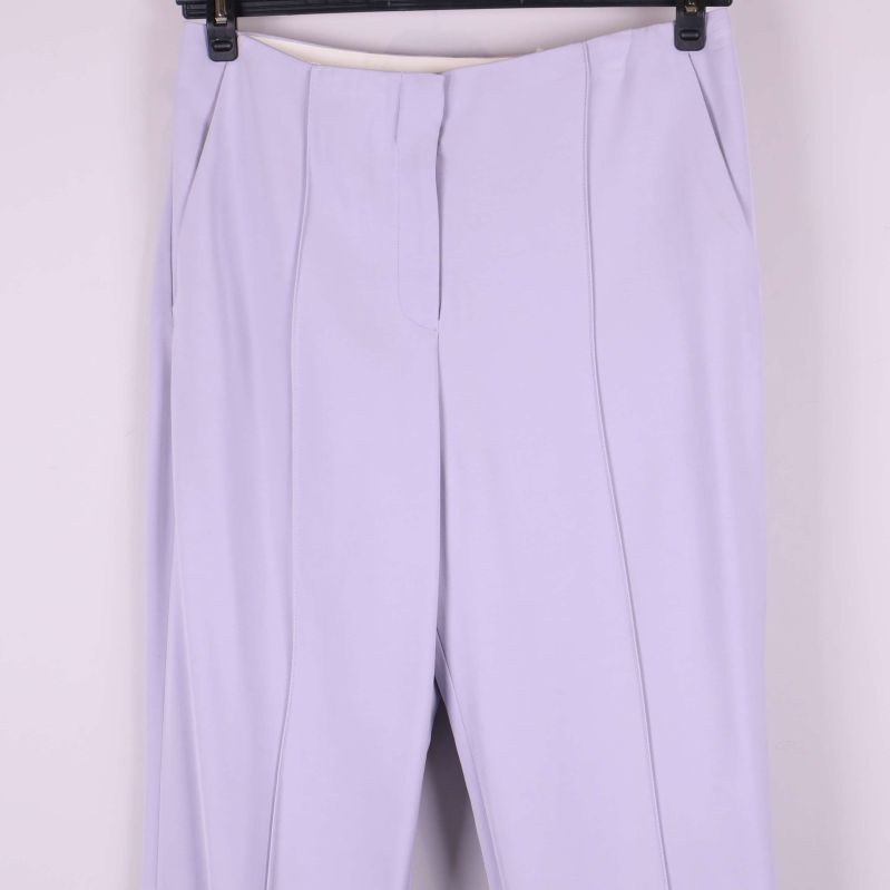 Närbild på byxans midja och överdel