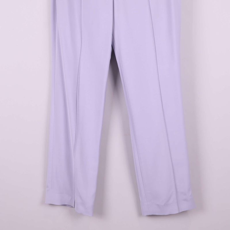 Avslut och nederdel på ljuslila byxor med raka ben