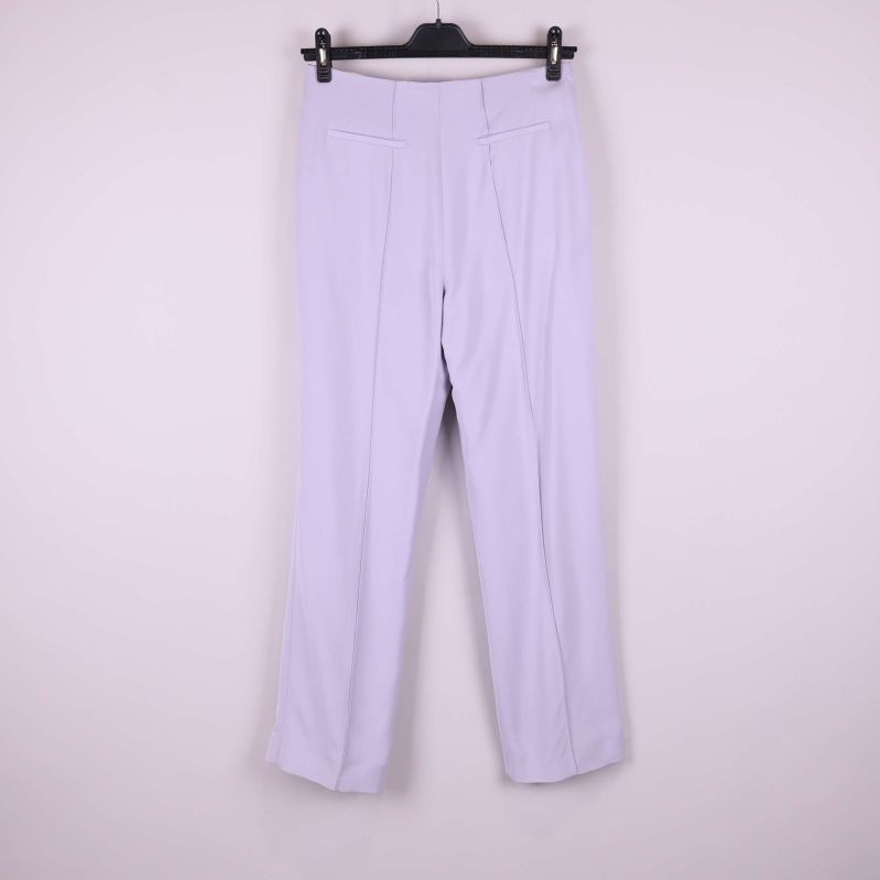 Ljuslila byxor bakifrån med två dekorativa fickor