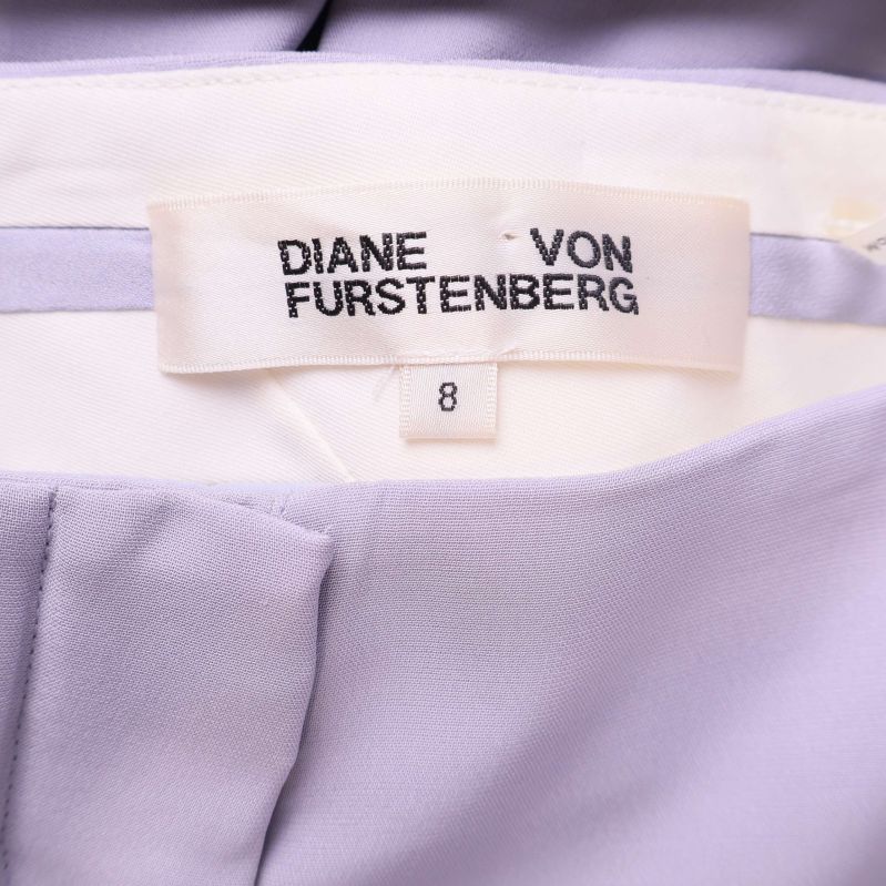 Närbild av etikett med texten Diane von Furstenberg och storlek 8