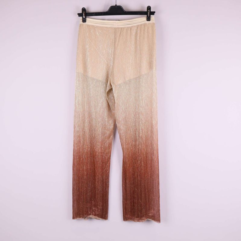 Baksida av vida byxor i ombre och skimrande material